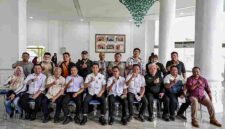 Sekretaris Dinas Perumahan dan Kawasan Permukiman Provinsi Sumatera Utara Tomy Harahap beserta jajarannya, memberikan keterangan pers kepada awak media terkait bantuan perumahan rakyat di Lobby Dekranasda, Lantai 1 Kantor Gubernur Sumut, Medan, Rabu (28/10/2026)