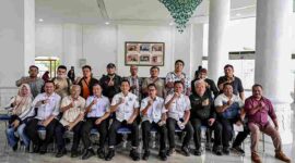 Sekretaris Dinas Perumahan dan Kawasan Permukiman Provinsi Sumatera Utara Tomy Harahap beserta jajarannya, memberikan keterangan pers kepada awak media terkait bantuan perumahan rakyat di Lobby Dekranasda, Lantai 1 Kantor Gubernur Sumut, Medan, Rabu (28/10/2026)