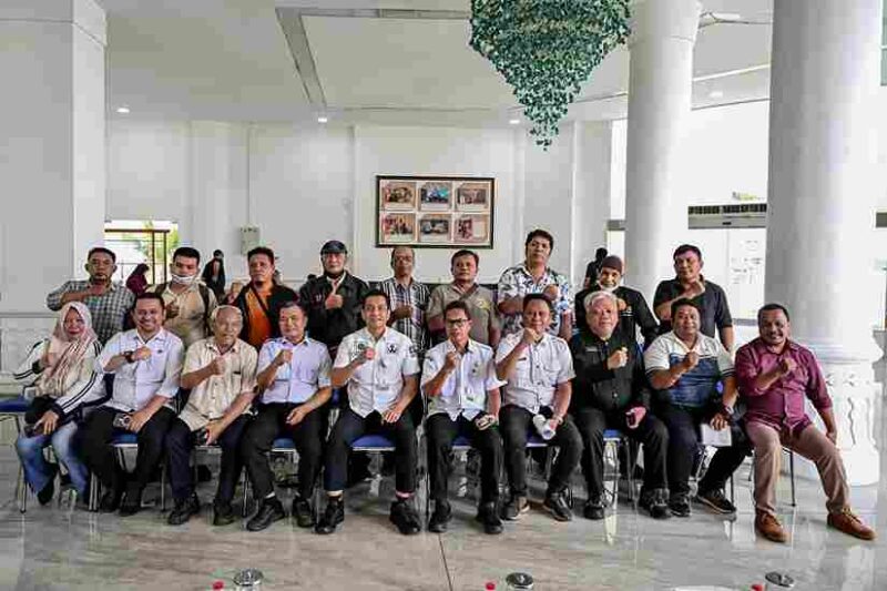 Sekretaris Dinas Perumahan dan Kawasan Permukiman Provinsi Sumatera Utara Tomy Harahap beserta jajarannya, memberikan keterangan pers kepada awak media terkait bantuan perumahan rakyat di Lobby Dekranasda, Lantai 1 Kantor Gubernur Sumut, Medan, Rabu (28/10/2026)