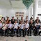 Sekretaris Dinas Perumahan dan Kawasan Permukiman Provinsi Sumatera Utara Tomy Harahap beserta jajarannya, memberikan keterangan pers kepada awak media terkait bantuan perumahan rakyat di Lobby Dekranasda, Lantai 1 Kantor Gubernur Sumut, Medan, Rabu (28/10/2026)