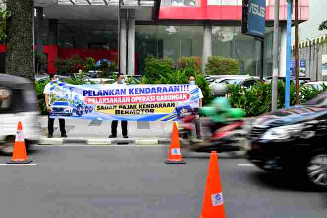 
Permerintah Provinsi Sumatera Utara (Sumut) melalui Badan Pendapatan Daerah (Bapenda) Provinsi Sumatera Utara (Sumut) menggelar operasi gabungan bersama Direktorat Lalu Lintas Polda Sumut di Jalan Putri Hijau, Jumat (16/10/2026).