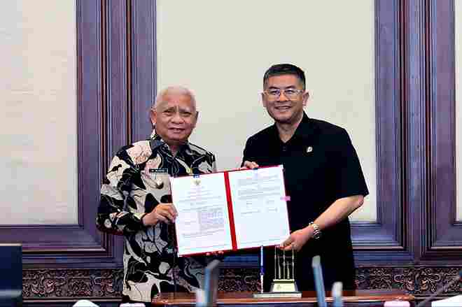 Wakil Gubernur Sumatera Utara (Sumut) Surya melaksanakan penandatanganan kesepakatan kerja sama komitmen memperkuat sinergi pembangunan dengan Pemerintah Provinsi Jawa Barat (Jabar) di Gedung Sate, Kantor Gubernur Jabar, Jalan Pangeran Diponegoro Bandung, Jumat (30/10/2026).