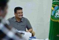 Gubernur Sumatera Utara (Sumut) Bobby Nasution pada kunjungan kerja ke kepulauan Nias mendengarkan pemaparan oleh Walikota Gunungsitoli Sowa'a Laoli terkait pembangunan Kampung Kreatif Sumut Berkah di Kediaman sementara Gubernur Sumut di Kota Gunungsitoli, Rabu malam (28/10/2026).