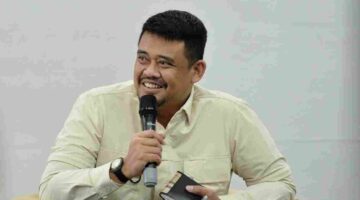 
Gubernur Sumatera Utara (Sumut) Bobby Nasution menerima sejumlah masyarakat dan kelompok nelayan dari Kabupaten Nias Selatan yang didampingi oleh Bupati Nias Selatan Sokhiatulö Laia di kediaman sementara Gubernur di Kota Gunungsitoli, Jumat (30/10/2026).