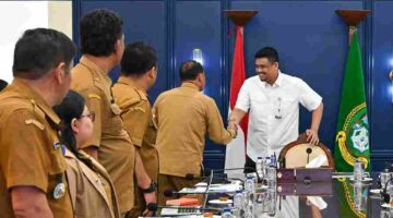 Gubernur Sumatera Utara (Sumut) Muhammad Bobby Afif Nasution mendengarkan Paparan dan Persentasi Kepala Daerah terkait sebagai Calon Nominasi Pemenang Kampung Kreatif Sumut Berkah (KKSB) di Ruang Rapat Gubernur, Lantai 10, Kantor Gubernur Sumut, Jalan Diponegoro Nomor 30, Medan, Selasa (27/10/2026). 