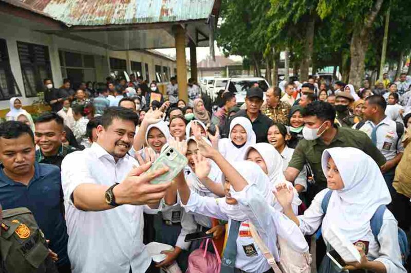 Gubernur Sumatera Utara (Sumut) Muhammad Bobby Afif Nasution bersama Bupati Asahan Zainal Abidin meluncurkan operasional 33 unit bus perintis gratis bagi pelajar di lima kabupaten di Sumatera Utara, Peluncuran yang dilaksanakan secara daring melalui Zoom tersebut dipusatkan di SMA Negeri 1 Pulau Rakyat, Jalan Dusun II, Kecamatan Pulau Rakyat, Kabupaten Asahan, Kamis (15/10/2026).
