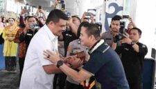 Gubernur Sumatera Utara (Sumut) Muhammad Bobby Afif Nasution menyambut kedatangan Kepala Kepolisian Daerah (Kapolda) Sumut Irjen Pol. Sonny Irawan di Bandar Udara Internasional Kualanamu, Kecamatan Beringin, Kabupaten Deliserdang, Selasa (6/10/2026).