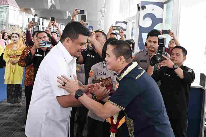 Gubernur Sumatera Utara (Sumut) Muhammad Bobby Afif Nasution menyambut kedatangan Kepala Kepolisian Daerah (Kapolda) Sumut Irjen Pol. Sonny Irawan di Bandar Udara Internasional Kualanamu, Kecamatan Beringin, Kabupaten Deliserdang, Selasa (6/10/2026).