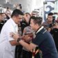 Gubernur Sumatera Utara (Sumut) Muhammad Bobby Afif Nasution menyambut kedatangan Kepala Kepolisian Daerah (Kapolda) Sumut Irjen Pol. Sonny Irawan di Bandar Udara Internasional Kualanamu, Kecamatan Beringin, Kabupaten Deliserdang, Selasa (6/10/2026).
