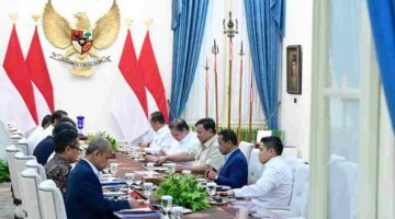 Prabowo Terima Laporan Ekonomi, Belanja APBN 1.300 Triliun Disiapkan pada Triwulan IV