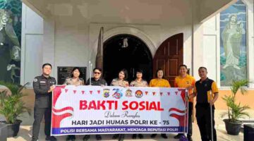 Sambut Hari Jadi Humas Polri ke-75, Polda Sumut Bersihkan Gereja dan Masjid