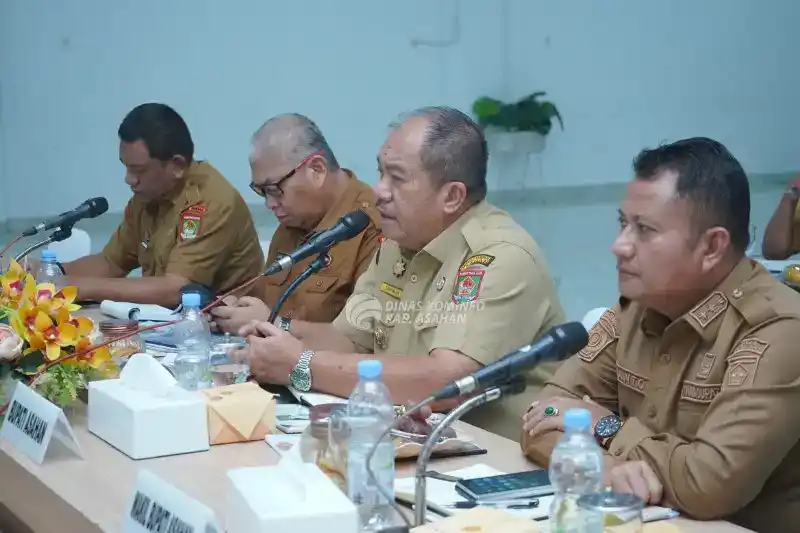 Bupati Asahan Taufik Zainal Abidin saat memimpin Rapat Koordinasi Pemerintahan (Rakorpem) Pemerintah Kabupaten Asahan di Aula Melati, Kantor Bupati Asahan, Senin (28/9/2026).