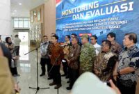 Pemerintah Provinsi Sumatera Utara (Sumut) melalui Dinas Komunikasi dan Informatika Provinsi Sumut melakukan Konferensi Pers usai melakukan Rapat Koordinasi Pembangunan Hunian Tetap Pascabencana Sumatera bersama Deputi IV Bidang Koordinasi Pembangunan Perumahan dan Sarana dan Prasarana Permukiman Kemenko Bidang Infrastruktur dan Pembangunan Kewilayahan Ronny Ariuly Hutahayan di Lobby Kantor Gubernur Sumut Jalan Diponegoro Kota Medan, Jumat (9/10/2026).