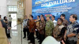 Pemerintah Provinsi Sumatera Utara (Sumut) melalui Dinas Komunikasi dan Informatika Provinsi Sumut melakukan Konferensi Pers usai melakukan Rapat Koordinasi Pembangunan Hunian Tetap Pascabencana Sumatera bersama Deputi IV Bidang Koordinasi Pembangunan Perumahan dan Sarana dan Prasarana Permukiman Kemenko Bidang Infrastruktur dan Pembangunan Kewilayahan Ronny Ariuly Hutahayan di Lobby Kantor Gubernur Sumut Jalan Diponegoro Kota Medan, Jumat (9/10/2026).