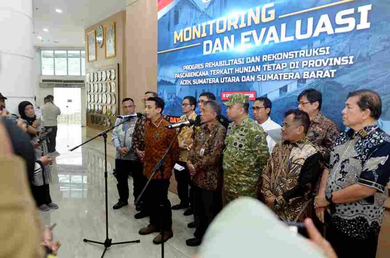 Pemerintah Provinsi Sumatera Utara (Sumut) melalui Dinas Komunikasi dan Informatika Provinsi Sumut melakukan Konferensi Pers usai melakukan Rapat Koordinasi Pembangunan Hunian Tetap Pascabencana Sumatera bersama Deputi IV Bidang Koordinasi Pembangunan Perumahan dan Sarana dan Prasarana Permukiman Kemenko Bidang Infrastruktur dan Pembangunan Kewilayahan Ronny Ariuly Hutahayan di Lobby Kantor Gubernur Sumut Jalan Diponegoro Kota Medan, Jumat (9/10/2026).
