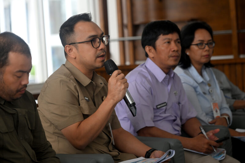 
Pemerintah Provinsi Sumatera Utara (Sumut) melalui Kepala Biro Ekonomi Setdaprovsu Evan Botung Daulay melakukan Konferensi Pers terkait penanganan inflasi Pemrov Sumut di Lobby Dekranasda Lantai 1 Kantor Gubernur Sumut Jalan Diponegoro 30 Kota Medan, Selasa (6/10/2026).