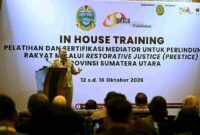 Pj. Sekretaris Daerah Provinsi Sumatera Utara (Sumut) Timur Tumanggor didampingi Kepala Biro Hukum Setdaprov Sumut Aprilla Haslantini Siregar, serta Kepala BPSDM Sumut Agustinus, membuka acara Pelatihan dan Sertifikasi Mediator Untuk Perlindungan Rakyat Melalui Restorative Justice (PRESTICE) Provinsi Sumut di Hotel Karibia Boutique, Jalan Timor nomor 1, Kota Medan, Senin (12/10/2026).