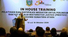 
Pj. Sekretaris Daerah Provinsi Sumatera Utara (Sumut) Timur Tumanggor didampingi Kepala Biro Hukum Setdaprov Sumut Aprilla Haslantini Siregar, serta Kepala BPSDM Sumut Agustinus, membuka acara Pelatihan dan Sertifikasi Mediator Untuk Perlindungan Rakyat Melalui Restorative Justice (PRESTICE) Provinsi Sumut di Hotel Karibia Boutique, Jalan Timor nomor 1, Kota Medan, Senin (12/10/2026).