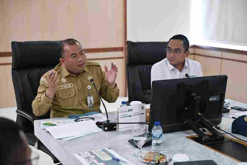 Penjabat (Pj) Sekretaris Daerah Provinsi Sumatera Utara (Sumut) Timur Tumanggor menghadiri Rapat Koordinasi Percepatan dan Monitoring Progres Bedah Rumah se - Sumatera Utara T.A 2026 di Ruang Rapat 1 Kantor Gubernur Sumut Jalan Diponegoro Nomor 30 Medan, Senin (12/10/2026).