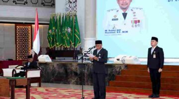 Wakil Gubernur Sumatera Utara (Sumut) Surya melantik dan mengambil sumpah jabatan sejumlah Pejabat Administrator dan Pejabat Pengawas pada lingkunang Pemerintah Daerah Provinsi Sumut di Aula Raja Inal Siregar Kantor Gubernur Sumut Jalan Diponegoro Kota Medan, Senin (5/10/2026).
