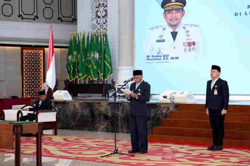 Wakil Gubernur Sumatera Utara (Sumut) Surya melantik dan mengambil sumpah jabatan sejumlah Pejabat Administrator dan Pejabat Pengawas pada lingkunang Pemerintah Daerah Provinsi Sumut di Aula Raja Inal Siregar Kantor Gubernur Sumut Jalan Diponegoro Kota Medan, Senin (5/10/2026).