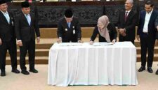 Wakil Gubernur Sumatera Utara (Sumut) Surya menghadiri Rapat Peipurna pada pembahasan Ranperda Perubahan atas Perda Nomor 1 Tahun 2019 tentang Fasilitasi Pencegahan Penyalahgunaan Narkotika, Psikotropika, dan Zat Adiktif lainnya, di Ruang Rapat Paripurna DPRD Sumut Jalan Imam Bonjol Medan, Rabu (28/10/2026).