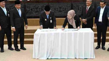 Wakil Gubernur Sumatera Utara (Sumut) Surya menghadiri Rapat Peipurna pada pembahasan Ranperda Perubahan atas Perda Nomor 1 Tahun 2019 tentang Fasilitasi Pencegahan Penyalahgunaan Narkotika, Psikotropika, dan Zat Adiktif lainnya, di Ruang Rapat Paripurna DPRD Sumut Jalan Imam Bonjol Medan, Rabu (28/10/2026).