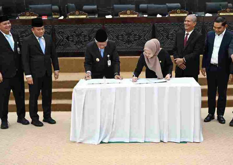 Wakil Gubernur Sumatera Utara (Sumut) Surya menghadiri Rapat Peipurna pada pembahasan Ranperda Perubahan atas Perda Nomor 1 Tahun 2019 tentang Fasilitasi Pencegahan Penyalahgunaan Narkotika, Psikotropika, dan Zat Adiktif lainnya, di Ruang Rapat Paripurna DPRD Sumut Jalan Imam Bonjol Medan, Rabu (28/10/2026).