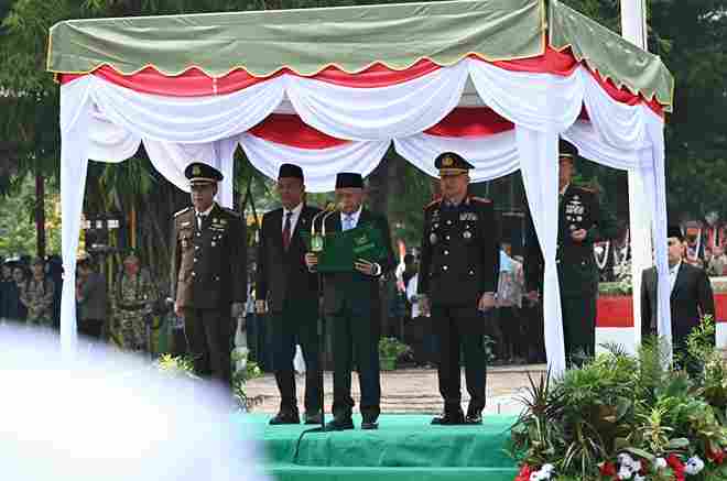 Wakil Gubernur Sumatera Utara (Sumut) Surya memimpin upacara peringatan Hari Kesaktian Pancasila Provinsi Sumatera Utara Tahun 2026 di Tugu Letda Sujono, kawasan Bandar Betsy, Kecamatan Bandar Huluan, Kabupaten Simalungun, Kamis (1/10/2026).
