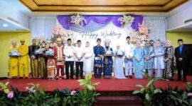 Sebanyak 23 pasangan pengantin mengikuti nikah massal yang digelar dalam rangka Milad ke-25 Pengajian An-Nisa di Raz Plaza Hotel, Jalan Dr Mansyur, Medan, Rabu (30/09/2026).