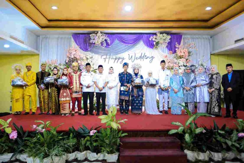Sebanyak 23 pasangan pengantin mengikuti nikah massal yang digelar dalam rangka Milad ke-25 Pengajian An-Nisa di Raz Plaza Hotel, Jalan Dr Mansyur, Medan, Rabu (30/09/2026).