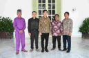 Wapres Gibran menerima jemaat GKPI Rajeg di Istana Wapres.