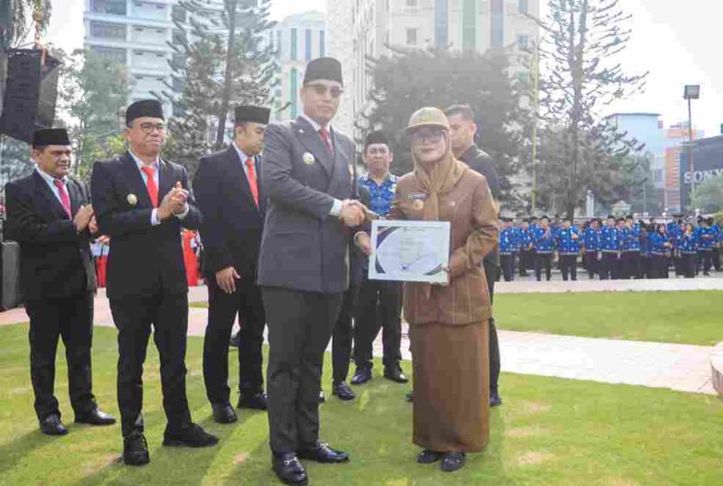 Rico Waas Beri Penghargaan kepada Kepling Harjosari II