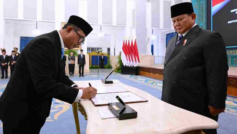 Presiden Prabowo Subianto menyaksikan pengucapan sumpah jabatan Nuzran Joher sebagai Ketua Ombudsman Republik Indonesia (ORI) dan Radian Syam sebagai Anggota Ombudsman RI untuk sisa masa jabatan 2026–2031 di Istana Negara, Jakarta, Kamis (1/10/2026).