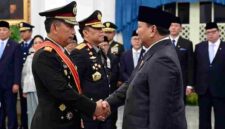 Presiden Prabowo Subianto menganugerahkan Tanda Kehormatan Bintang Mahaputera Adipurna kepada Jenderal Polisi Listyo Sigit Prabowo dan Bintang Mahaputera Adipradana kepada Komisaris Jenderal Polisi Dedi Prasetyo di Istana Negara, Jakarta, Kamis (1/10/2026).