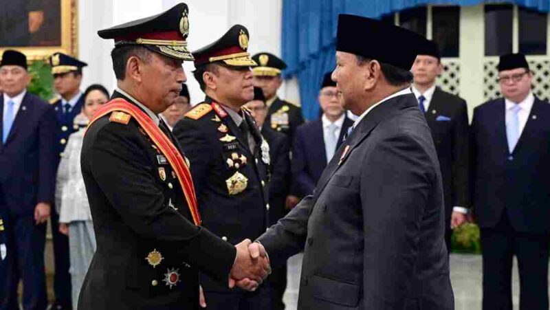 Presiden Prabowo Subianto menganugerahkan Tanda Kehormatan Bintang Mahaputera Adipurna kepada Jenderal Polisi Listyo Sigit Prabowo dan Bintang Mahaputera Adipradana kepada Komisaris Jenderal Polisi Dedi Prasetyo di Istana Negara, Jakarta, Kamis (1/10/2026).