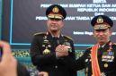 Kepala Kepolisian Negara Republik Indonesia (Kapolri) Jenderal Polisi Suyudi Ario Seto saat salam komando dengan  Listyio Sigit usai dilantik. 1 Oktober 2026.
