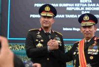 Kepala Kepolisian Negara Republik Indonesia (Kapolri) Jenderal Polisi Suyudi Ario Seto saat salam komando dengan  Listyio Sigit usai dilantik. 1 Oktober 2026.