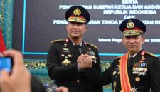 Kepala Kepolisian Negara Republik Indonesia (Kapolri) Jenderal Polisi Suyudi Ario Seto saat salam komando dengan  Listyio Sigit usai dilantik. 1 Oktober 2026.