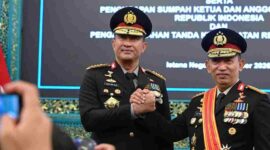 Kepala Kepolisian Negara Republik Indonesia (Kapolri) Jenderal Polisi Suyudi Ario Seto saat salam komando dengan  Listyio Sigit usai dilantik. 1 Oktober 2026.