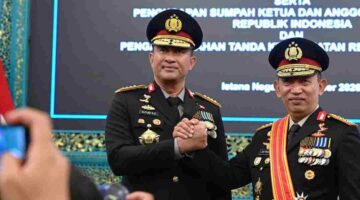 Kepala Kepolisian Negara Republik Indonesia (Kapolri) Jenderal Polisi Suyudi Ario Seto saat salam komando dengan  Listyio Sigit usai dilantik. 1 Oktober 2026.