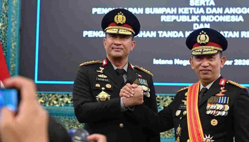 Kepala Kepolisian Negara Republik Indonesia (Kapolri) Jenderal Polisi Suyudi Ario Seto saat salam komando dengan  Listyio Sigit usai dilantik. 1 Oktober 2026.