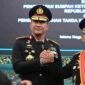 Kepala Kepolisian Negara Republik Indonesia (Kapolri) Jenderal Polisi Suyudi Ario Seto saat salam komando dengan  Listyio Sigit usai dilantik. 1 Oktober 2026.