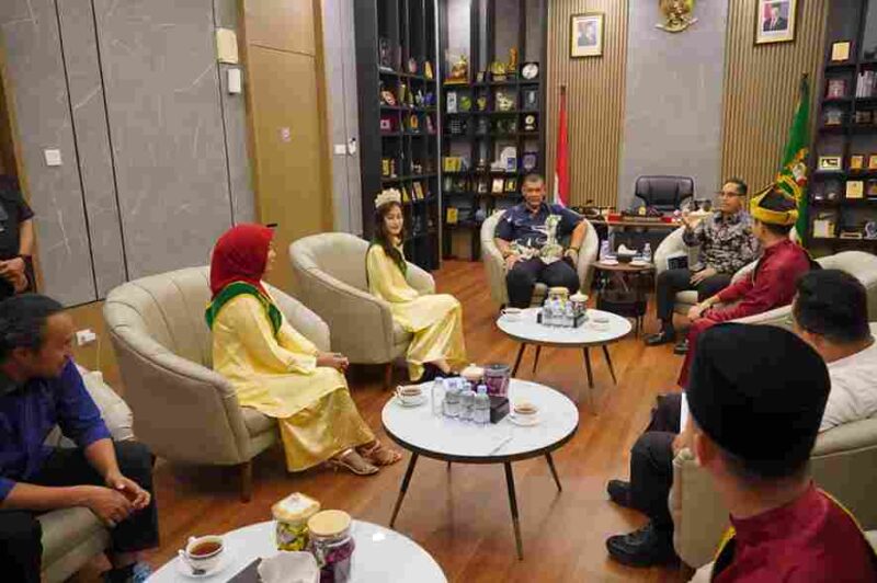 Rico Waas saat menerima audiensi para pemenang Putra-Putri Kebudayaan Kota Medan di Rumah Dinas Wali Kota Medan, Kamis (1/10/2026).