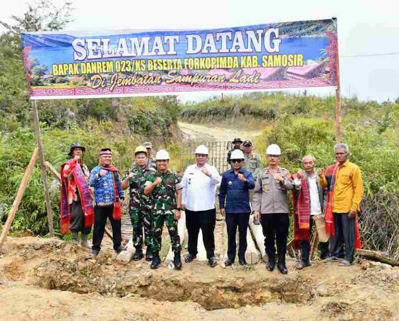 Pemkab Samosir bersama TNI dan Kementan membangun 20 jembatan, irigasi 15 kilometer untuk 680 hektare sawah serta konservasi lingkungan.