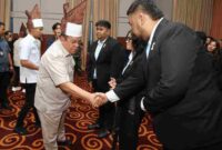 Wesly Silalahi saat bersalaman dengan para pengurua terpilih