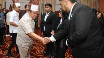 Wesly Silalahi saat bersalaman dengan para pengurua terpilih