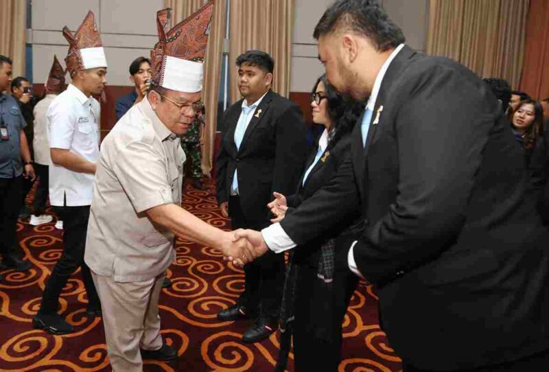 Wesly Silalahi saat bersalaman dengan para pengurua terpilih