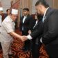 Wesly Silalahi saat bersalaman dengan para pengurua terpilih