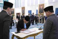 Presiden Prabowo melantik Syahganda Nainggolan dan Fadli Tri Hartono sebagai Kepala dan Wakil Kepala Badan Komunikasi Pemerintah di Istana Negara.